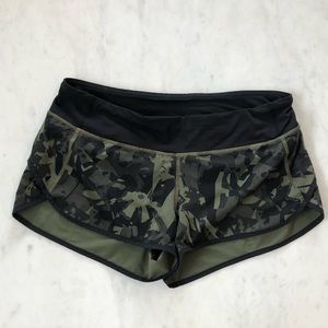 Lululemon Black and Green Speed Up Shorts Size 8- 2.5”